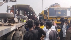 মাদারীপুরে এক্সপ্রেসওয়েতে বাস-ট্রাক সংঘর্ষ, নিহত ৩