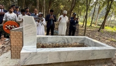 চুয়াডাঙ্গায় শহীদ শাহরিয়ার শুভর কবর জিয়ারত করলেন শিল্প উপদেষ্টা