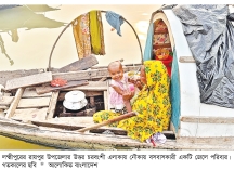 নৌকাতেই বসবাস ভূমিহীন ৫০ জেলে পরিবারের  
