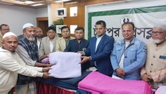 চাঁদপুরে পত্রিকা বিলিকারকদের মাঝে কম্বল বিতরণ