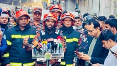 ধোঁয়া ও ঝুট গোডাউন থাকায় আগুন নিয়ন্ত্রণে বেগ পেতে হচ্ছে: ফায়ার সার্ভিস