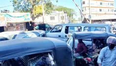 রেললাইন ঘেঁষে বিশৃঙ্খল পার্কিং, ঘটতে পারে বিপদ