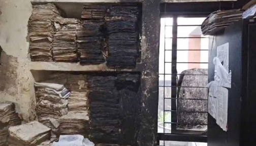 গভীর রাতে লক্ষ্মীপুর জেলা নির্বাচন অফিসে আগুন