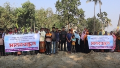 পাহাড়পুর বৌদ্ধবিহারে নির্মাণাধীন সড়কের জমির ক্ষতিপূরণের দাবিতে মানববন্ধন