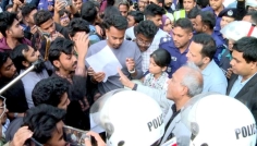 নারায়ণগঞ্জে স্বরাষ্ট্র উপদেষ্টাকে ঘিরে শিক্ষার্থীদের বিক্ষোভ