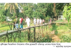 সিরাজদিখানে ঝুঁকিপূর্ণ বাঁশের সাঁকোতে পারাপার  