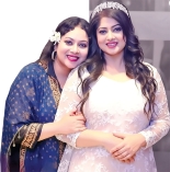 মৌসুমী-শাবনূরের আবেগঘন পুনর্মিলন  