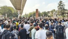 হাদির মৃত্যুর প্রতিবাদে শাহবাগ অবরোধ, বাড়ছে জনসমাগম