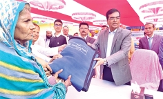 টাঙ্গাইলের সখিপুরে শীতার্তদের মধ্যে সোনালী ব্যাংকের কম্বল বিতরণ  