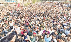 শরিফ ওসমান হাদি হত্যার প্রতিবাদে শাহবাগে সড়ক অবরোধ  