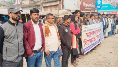 প্রথম আলো-ডেইলি স্টারে হামলা ও খুলনার সাংবাদিক হত্যার প্রতিবাদে সাতক্ষীরায় মানববন্ধন