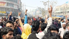 নারায়ণগঞ্জে সড়ক অবরোধ করে পোশাক শ্রমিকদের বিক্ষোভ