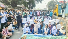 ঈশ্বরদীতে ৮ দফা দাবি আদায়ে শিক্ষার্থীদের সড়ক অবরোধ ও বিক্ষোভ