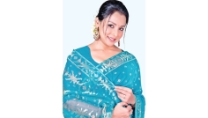 জামদানিতে নজর কাড়লেন রুনা খান