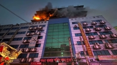 গুলিস্তানে বহুতল ভবনে আগুন