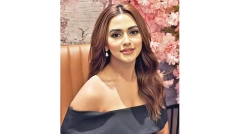 কানাডায় গ্ল্যামারাস লুকে নুসরাত