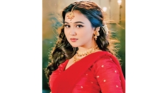 মুগ্ধতা ছড়াল চমকের ‘চুড়ি ছাম ছাম’ লুক