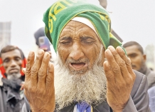 বেগম খালেদা জিয়ার মৃত্যুর খবর পেয়ে এভারকেয়ার হাসপাতালের সামনে দলের নেতাকর্মী ও সাধারণ মানুষের ভিড়