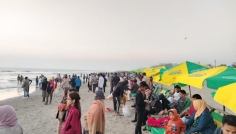 পর্যটক মুখর কক্সবাজার, থার্টি ফার্স্ট নাইট পালনে পুলিশের বিধিনিষেধ