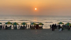 সৈকতের বালিয়াড়িতে বসে শেষ সূর্যাস্ত দেখলেন হাজারো পর্যটক