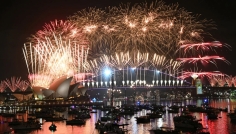 নতুন বছরকে স্বাগত জানাচ্ছে বিভিন্ন দেশ