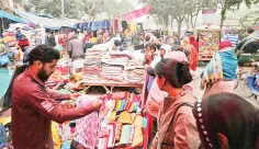 ছুটির দিনে হলিডে মার্কেট থেকে কেনাকাটা  