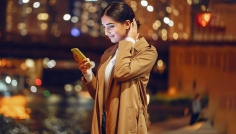 অতিরিক্ত স্মার্টফোন ব্যবহারে বাড়ছে চোখের সমস্যা