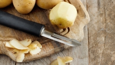 ত্বকের যত্নে আলুর খোসা