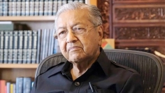 ঘরের মধ্যে পড়ে গেছেন মাহাথির মোহাম্মদ, আছেন হাসপাতালে