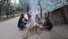 তীব্র শীতে কাজ পাচ্ছেন না শ্রমজীবী মানুষ, বিপর্যস্ত জনজীবন