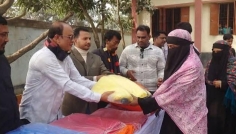 মুন্সীগঞ্জে শীতার্ত মানুষের মাঝে কম্বল বিতরণ