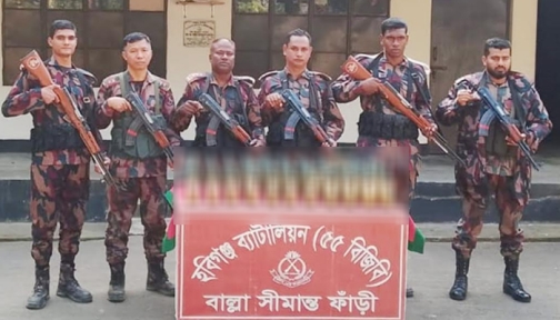 ৪৪ বোতল ভারতীয় মদ ও ৯০ কেজি বাংলাদেশি রাবার জব্দ