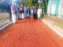 সড়কের কাজ বন্ধ করে দিয়েছেন এলাকাবাসী  