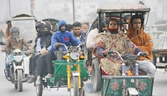 জীবিকার তাগিদে শীত উপেক্ষা  