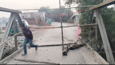 হোসেনপুরে বেইলি ব্রিজ ভেঙে দুর্ঘটনার শঙ্কা, যান চলাচল বিচ্ছিন্ন