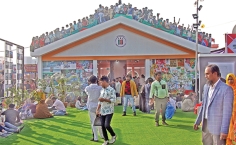 সাপ্তাহিক ছুটির দিনে বাণিজ্য মেলা ঘুরে দেখেন দর্শনার্থীরা  