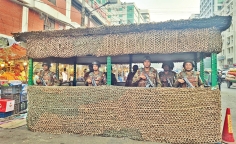 অনাকাঙ্ক্ষিত পরিস্থিতি এড়াতে রাজধানীর বিভিন্ন স্থানে সতর্ক অবস্থানে রয়েছে সেনাবাহিনী  