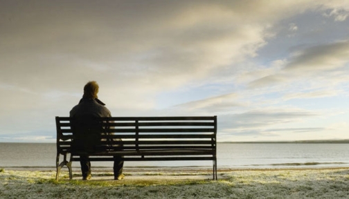 নগর জীবনে একাকীত্ব: মানুষ বাড়ছে, সম্পর্ক কমছে