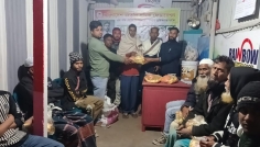 সিরাজগঞ্জে অসহায় শ্রমিকদের মাঝে খাদ্য সামগ্রী বিতরণ
