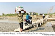 নদী পারাপারে ৪০ হাজার মানুষের একমাত্র ভরসা কাঠের সাঁকো  