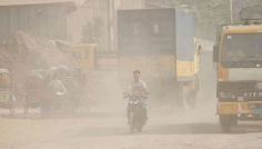 বায়ুদূষণে শীর্ষে থাকা ঢাকার বাতাস আজ ‘খুবই অস্বাস্থ্যকর’