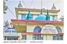 সাড়ে ৫০০ বছরের ঐতিহ্য বহন করছে হাটহাজারীর ফকির মসজিদ  