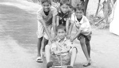 আপনজনের হাতেই ভাঙছে শৈশব  