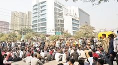 নির্বাচন কমিশন ভবনের সামনে ছাত্রদলের নেতাকর্মীরা ঘেরাও কর্মসূচি পালন করেন  