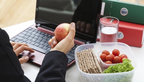 অফিসে দীর্ঘ সময় ডেস্কে? স্বাস্থ্য ঠিক রাখতে যা খেতে পারেন