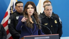 যুক্তরাষ্ট্র ছাড়তে অস্বীকৃতি, এক অভিবাসীর বিরুদ্ধে ১০ লাখ ডলারের মামলা