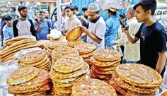 ক্রেতার আশায় রুটি বিক্রেতারা  