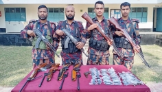 চৌগাছা সীমান্ত থেকে ৪টি এয়ারগান ও ১টি বিদেশি পিস্তল উদ্ধার