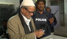নিজ এলাকায় ভোট দিয়েছেন মির্জা ফখরুল