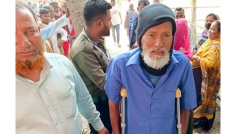সিরাজগঞ্জে লাঠি ভর দিয়ে কেন্দ্রে বৃদ্ধ, ভোট দিতে পেরে খুশি